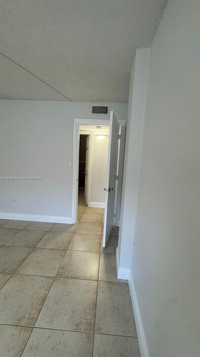 6960 Miami Gardens Dr in Hialeah, FL - Building Photo