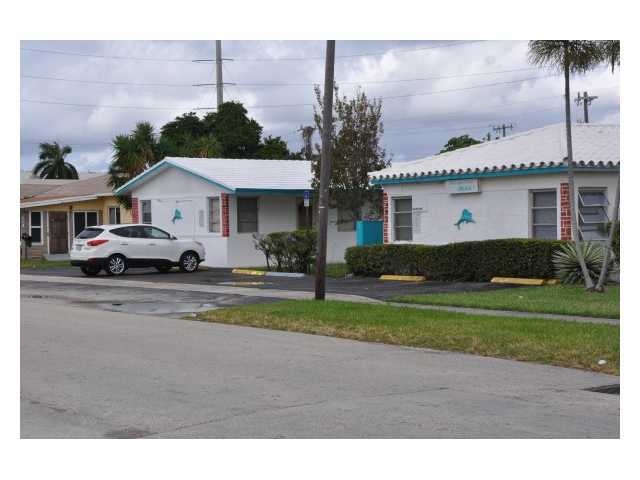 Hallandale Resort Apartments in Hallandale Beach, FL - Building Photo