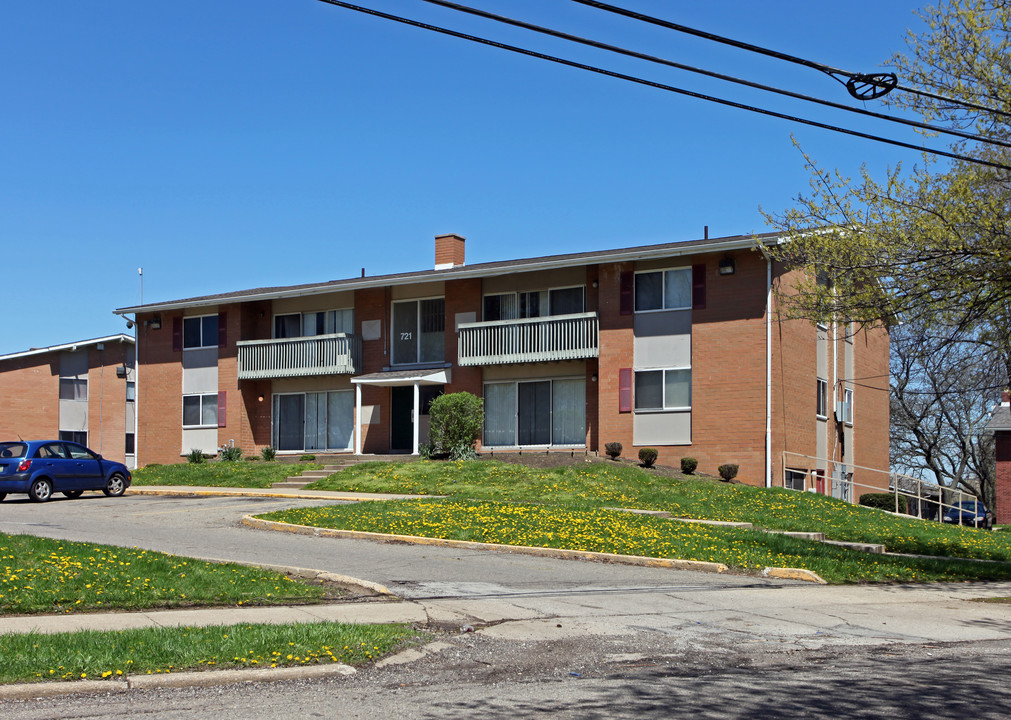 Skyline Terrace Apartment in Canton, OH - Building Photo