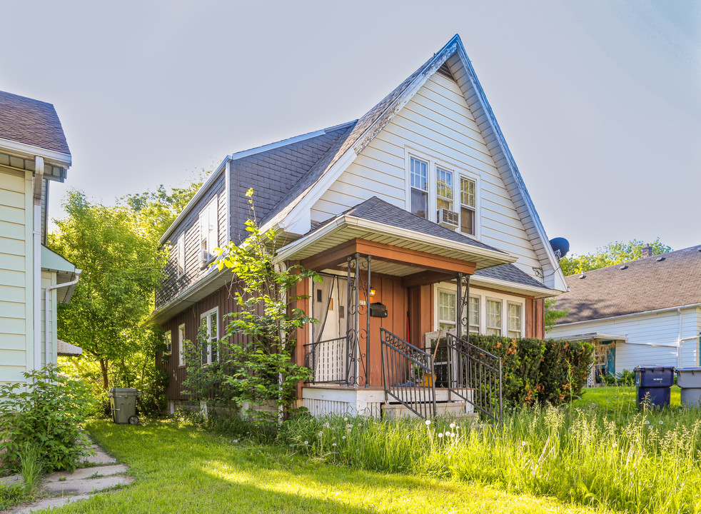 2324 S Austin St in Milwaukee, WI - Foto de edificio