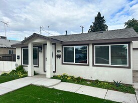 1525 W Orangeburg Ave in Modesto, CA - Building Photo