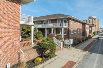 251-255 W Broadway in Long Beach, NY - Building Photo - Building Photo