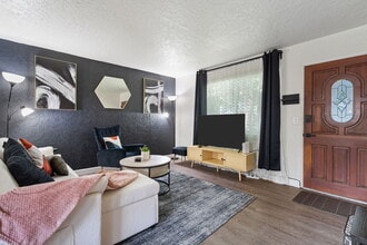 140 4th St in Fairview, OR - Building Photo - Building Photo