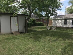 906 Old Angleton Rd in Clute, TX - Building Photo - Building Photo