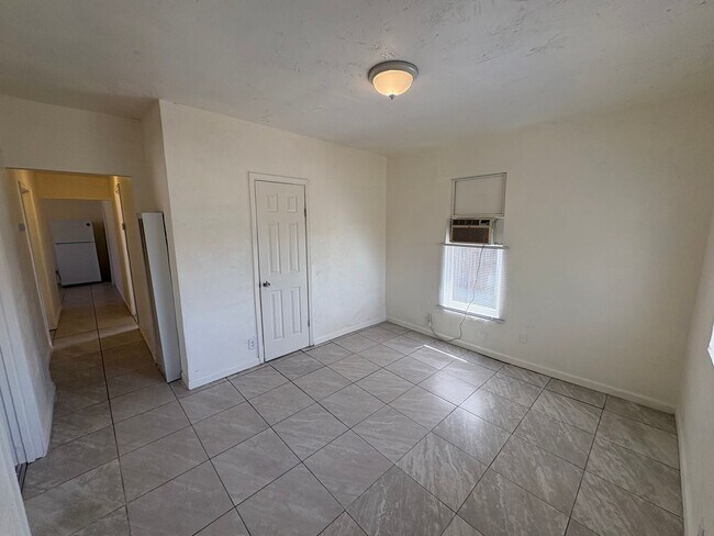 326 S L St in Dinuba, CA - Building Photo - Building Photo