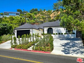 2288 Coldwater Canyon Dr in Beverly Hills, CA - Building Photo - Building Photo