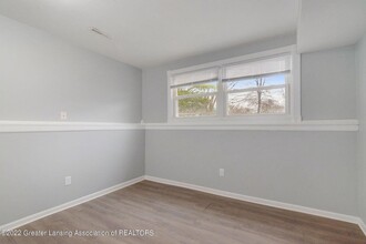 858 E Greenlawn Ave in Lansing, MI - Foto de edificio - Building Photo