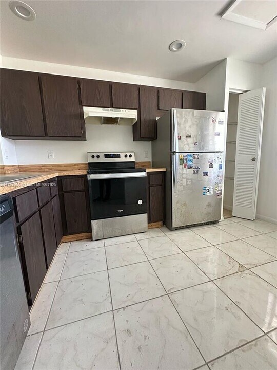 861 NE 209th Terrace in Miami, FL - Building Photo
