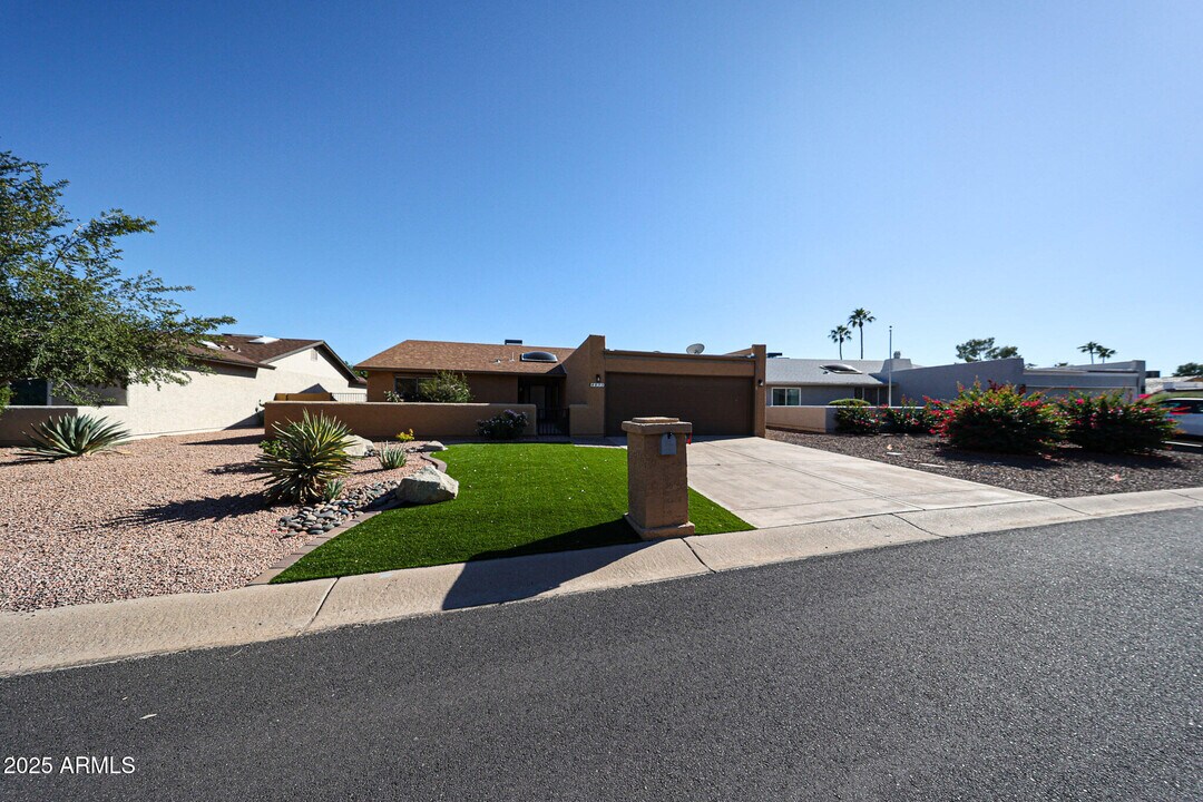 9833 E Watford Way in Sun Lakes, AZ - Building Photo