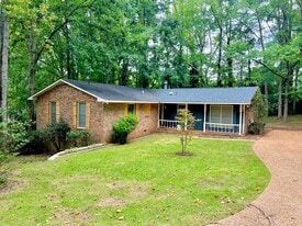 Spacious Home Conveniently Located close t in Auburn, AL - Building Photo