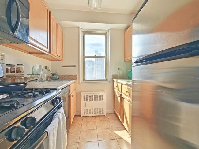 400 E 54th St in New York, NY - Building Photo - Building Photo
