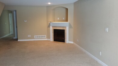 814 SW Peach Tree Ln in Blue Springs, MO - Foto de edificio - Building Photo