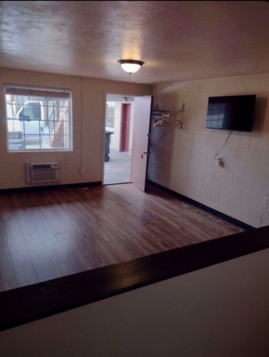 309 E 3rd Ave in Moses Lake, WA - Foto de edificio