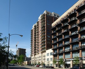 One East 14th Place in Chicago, IL - Foto de edificio - Building Photo