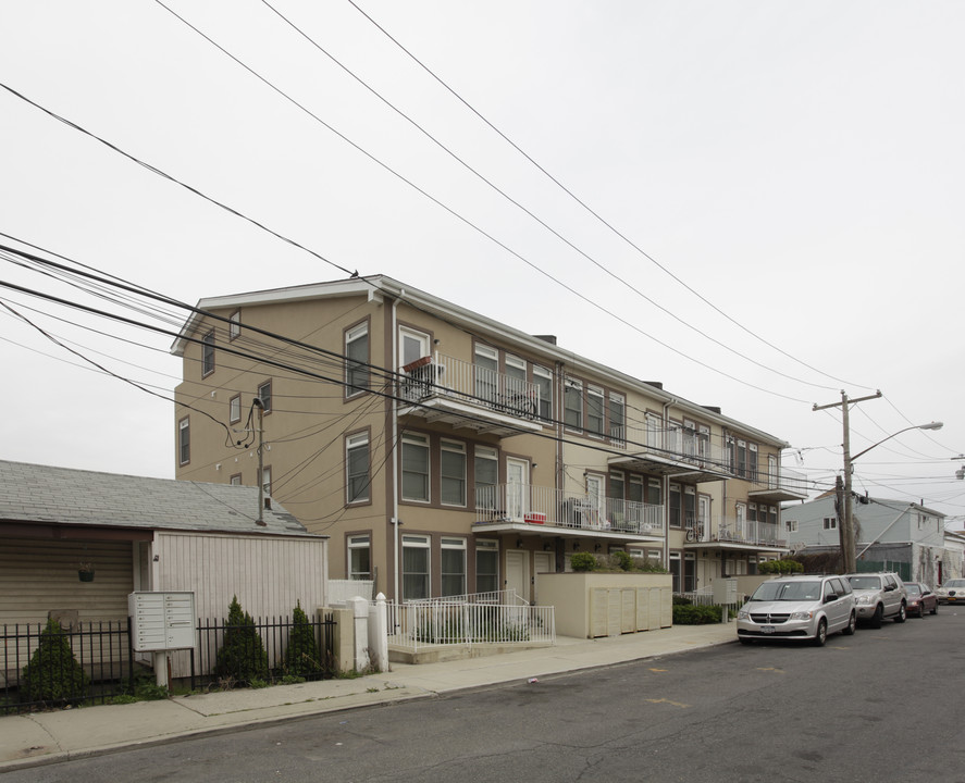 216-222 Beach 100th St in Far Rockaway, NY - Foto de edificio