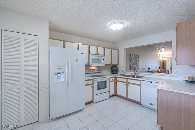 744 Landover Cir in Naples, FL - Building Photo - Building Photo
