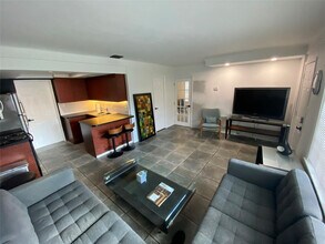 2056 NE 9th Ave in Wilton Manors, FL - Building Photo - Building Photo