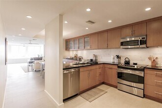 1200 E Peppertree Ln in Sarasota, FL - Building Photo - Building Photo