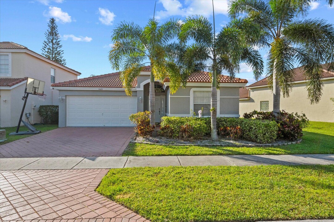 3689 Miramontes Cir in Wellington, FL - Building Photo