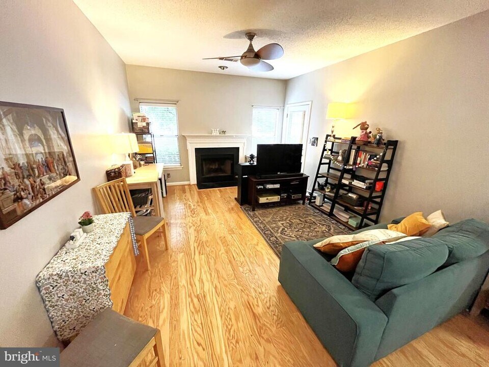14305 Climbing Rose Way in Centreville, VA - Building Photo