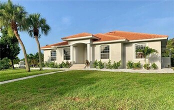 2301 Goya Dr in Nokomis, FL - Building Photo - Building Photo