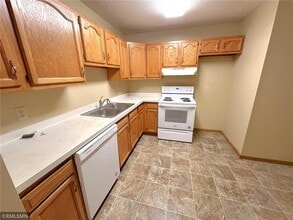 831 Highview Dr in New Richmond, WI - Foto de edificio - Building Photo