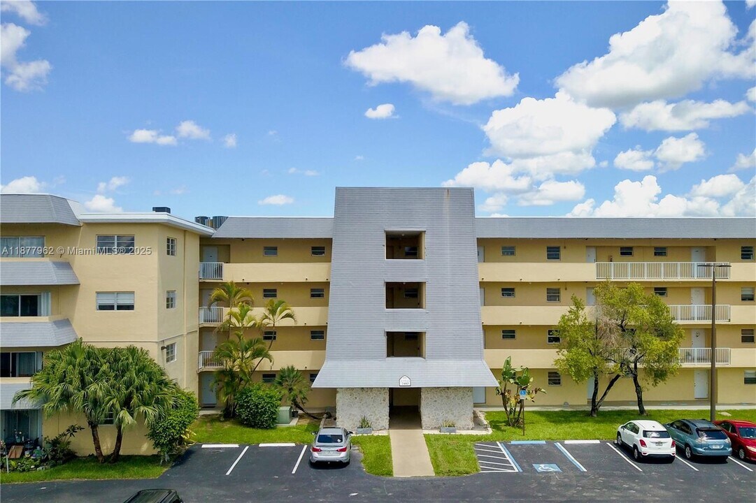 7410 SW 82nd St in Miami, FL - Building Photo