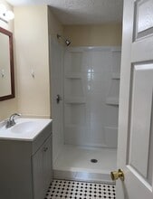 148 West St, Unit 1 in Worcester, MA - Foto de edificio - Building Photo