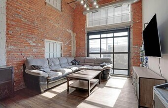 570 S Front St in Columbus, OH - Foto de edificio - Building Photo