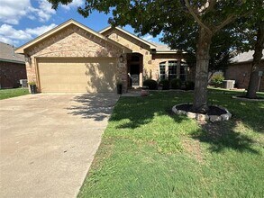 221 Spring Hollow Dr in Saginaw, TX - Building Photo - Building Photo