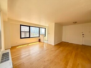 135 Montgomery St in Jersey City, NJ - Building Photo - Building Photo