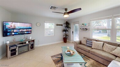 560 E Valley Dr in Bonita Springs, FL - Building Photo - Building Photo