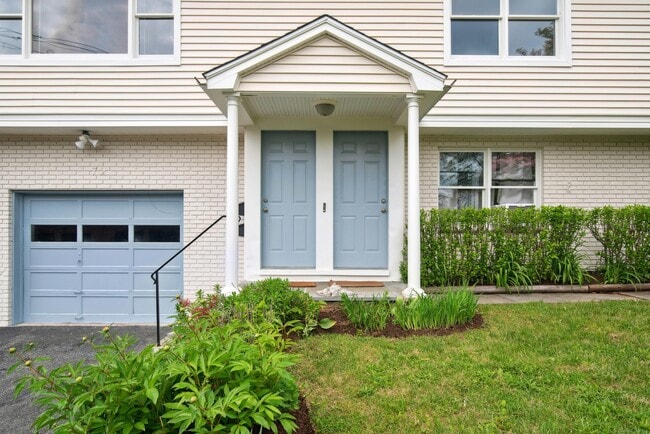 74 Locust Ave in New Canaan, CT - Building Photo - Building Photo
