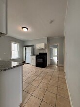 33 1/2 Barclay St, Unit 3 in Worcester, MA - Foto de edificio - Building Photo