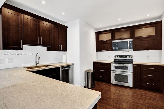 6871 SW 50th Terrace in Miami, FL - Building Photo - Building Photo