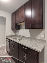 546 W Surf St, Unit 309 in Chicago, IL - Foto de edificio - Building Photo