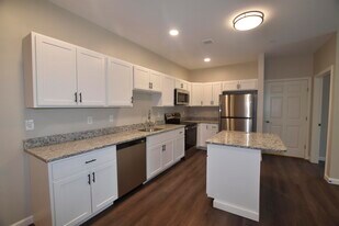 217 Rockingham Rd in Londonderry, NH - Building Photo