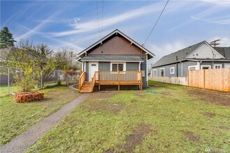 1016 N Tower Ave in Centralia, WA - Building Photo - Building Photo