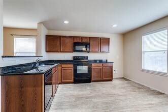 325 Chalkstone Dr in Fort Worth, TX - Foto de edificio - Building Photo
