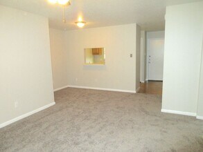 1230 Shadowdale Dr in Houston, TX - Building Photo - Building Photo