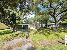 2810 N Houston Dr in La Marque, TX - Building Photo