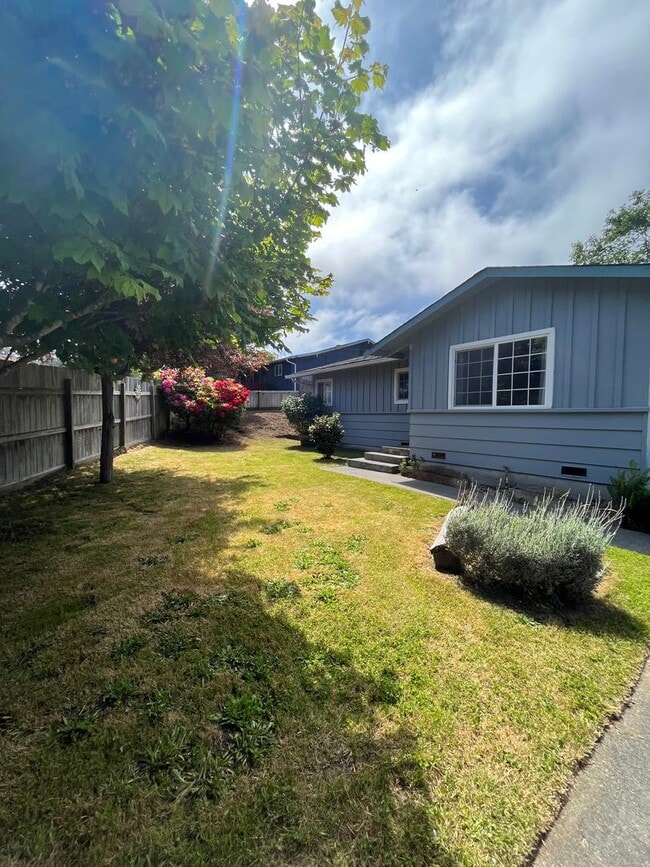 2276 Mabelle Ave in Eureka, CA - Building Photo - Building Photo