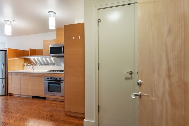 3601 S River Pkwy in Portland, OR - Building Photo - Building Photo