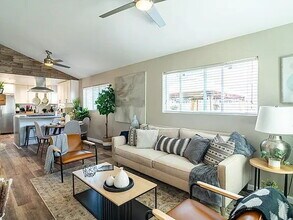 3721 Chamoune Ave in San Diego, CA - Foto de edificio - Building Photo