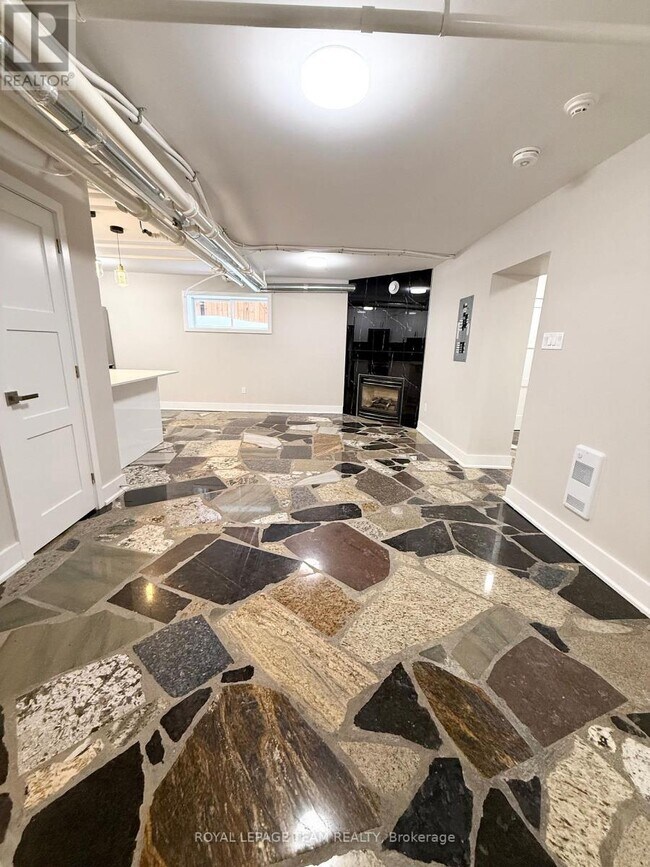 325 Cooper St in Ottawa, ON - Building Photo - Building Photo