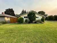 408 N Anderson St in Ellensburg, WA - Foto de edificio - Building Photo