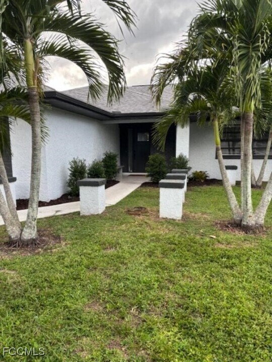 321 Greenwood Ave in Lehigh Acres, FL - Building Photo