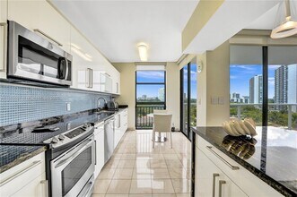 20281 E Country Club Dr in Aventura, FL - Building Photo - Building Photo