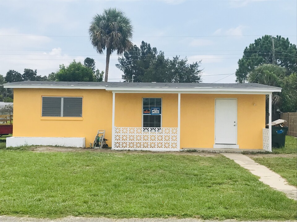 4486 Los Rios St in North Port, FL - Building Photo