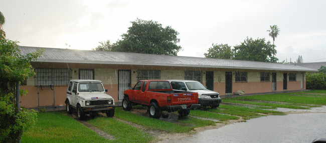 140 NW 77th St in Miami, FL - Foto de edificio - Building Photo